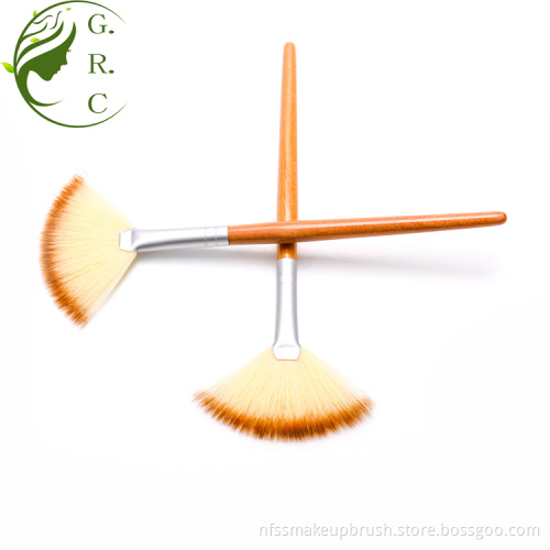 Best Highlighting Fan Brushes Makeup